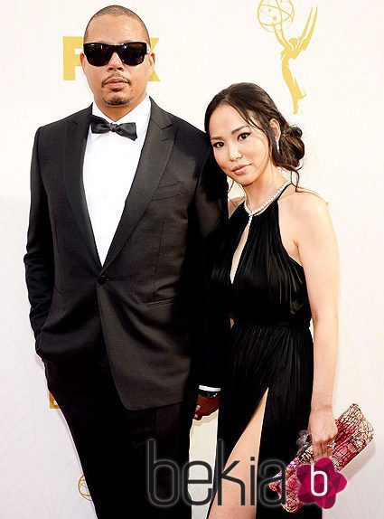 Terrence Howard  y Mira Pak en la alfombra roja de los premios Emmy