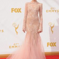 Caitlin Gerard en la alfombra roja de los Emmy 2015
