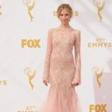 Caitlin Gerard en la alfombra roja de los Emmy 2015