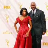 Niecy Nash y Jay Tucker en la alfombra roja de los Emmy 2015