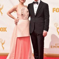 Joanna Newson y Andy Samberg en la alfombra roja de los Emmy 2015
