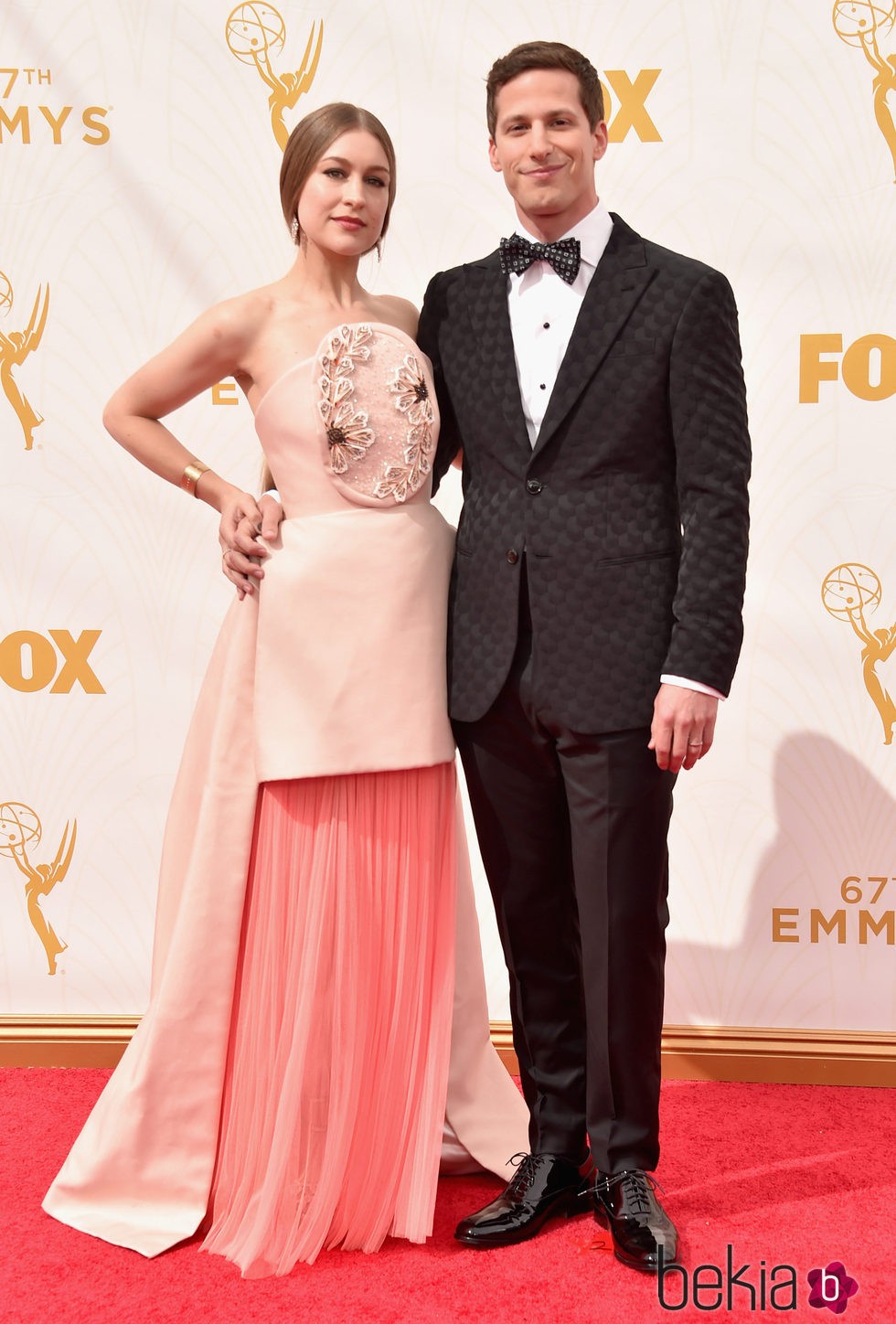 Joanna Newson y Andy Samberg en la alfombra roja de los Emmy 2015