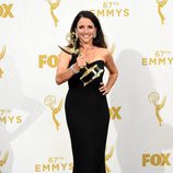 Julia Louis- Dreyfus con su premio Emmy