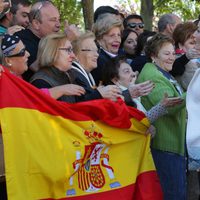 La Reina Letizia saluda a unas ancianas en Palencia