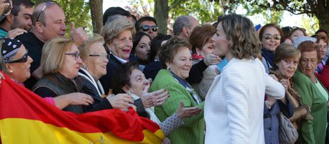 La Reina Letizia saluda a unas ancianas en Palencia