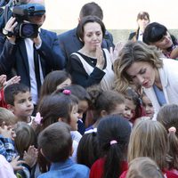 La Reina Letizia con unos niños en la inauguración del curso escolar 2015/2016 en Palencia