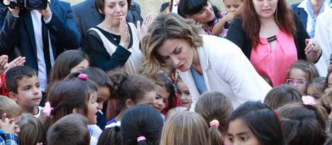 La Reina Letizia con unos niños en la inauguración del curso escolar 2015/2016 en Palencia