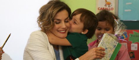 Una niña abraza a la Reina Letizia en un colegio de Palencia