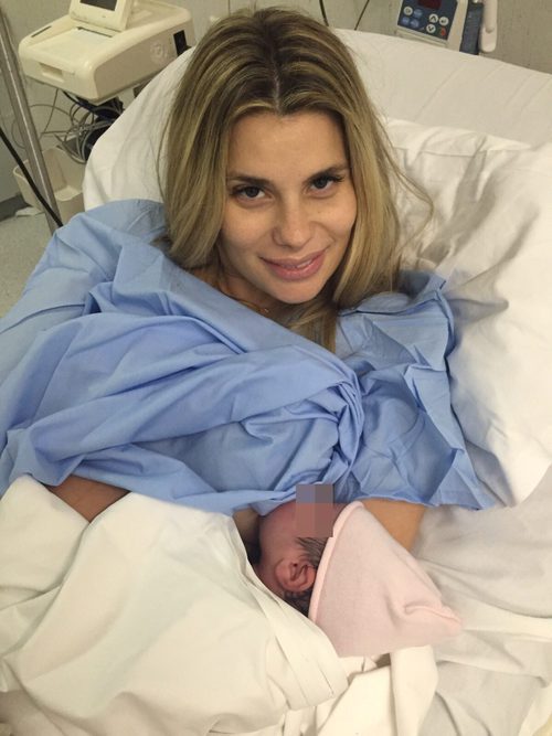 María Lapiedra con su hija recién nacida Carlota