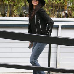 Selena Gomez con sombrero por las calles londinenses