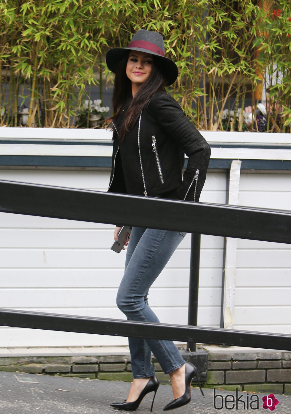 Selena Gomez con sombrero por las calles londinenses