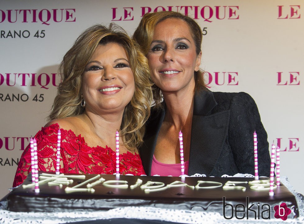 Terelu Campos con Rocío Carrasco en su 50 cumpleaños