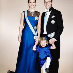 Foto oficial de Victoria y Daniel de Suecia con la Princesa Estela vestidos de gala