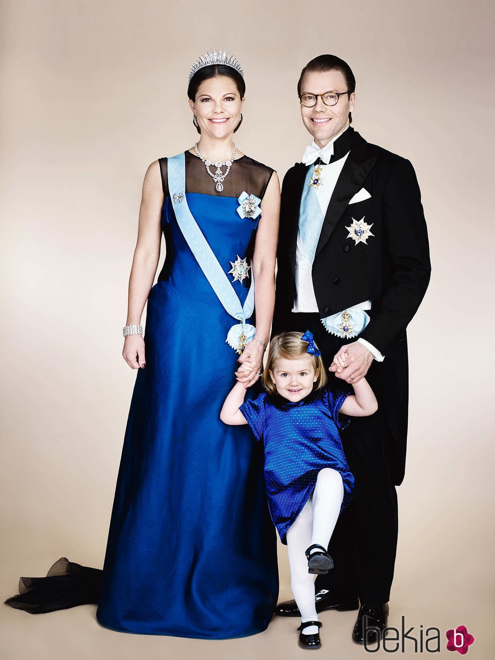 Foto oficial de Victoria y Daniel de Suecia con la Princesa Estela vestidos de gala