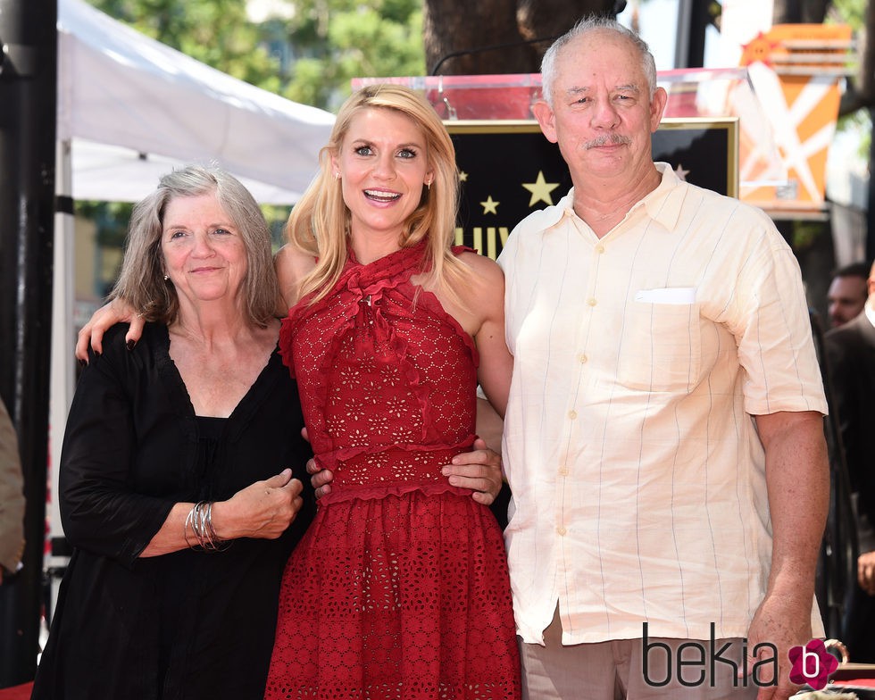 Claire Danes con sus padres en el paseo de la fama de Hollywood