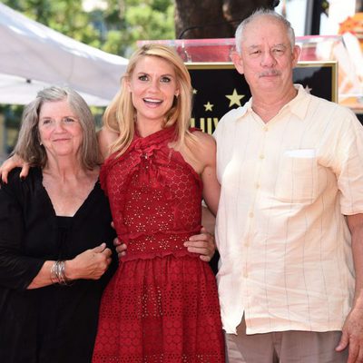 Claire Danes con sus padres en el paseo de la fama de Hollywood