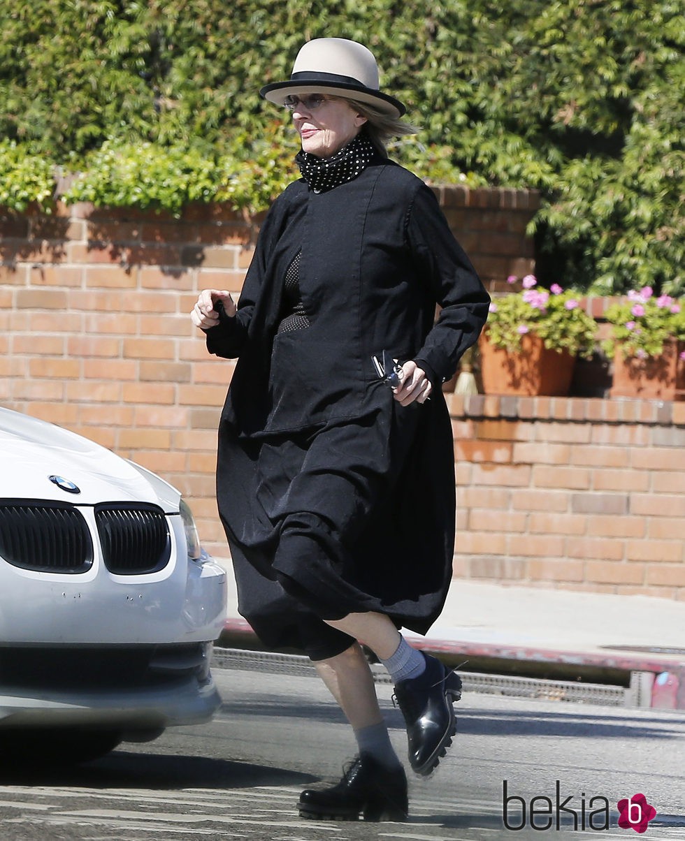 Diane Keaton con un sayo negro, botas y sombrero