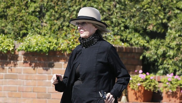 Diane Keaton con un sayo negro, botas y sombrero