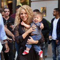 Sasha Piqué con mucho sueño en brazos de Shakira en Nueva York