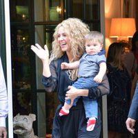 Shakira saluda con su hijo Sasha en brazos en Nueva York