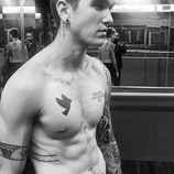 Gabriel-Kane Day-Lewis muestra su cuerpo tatuado