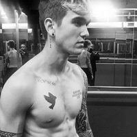 Gabriel-Kane Day-Lewis muestra su cuerpo tatuado