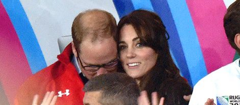 El Príncipe Guillermo, muy cariñoso con Kate Middleton en el Mundial de Rugby 2015