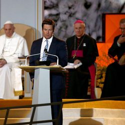 Mark Walhberg junto al Papa Francisco en el Encuentro Mundial de las Familias