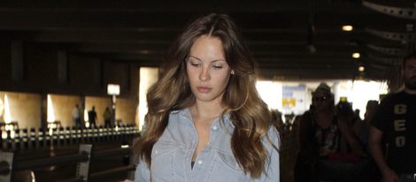Jessica Bueno en el aeropuerto de Sevilla con ropa holgada para ocultar su embarazo