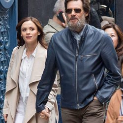 Jim Carrey y Cathriona White paseando cogidos de la mano por Nueva York