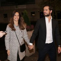 Carlos Felipe y Sofía de Suecia cogidos de la mano en Estocolmo