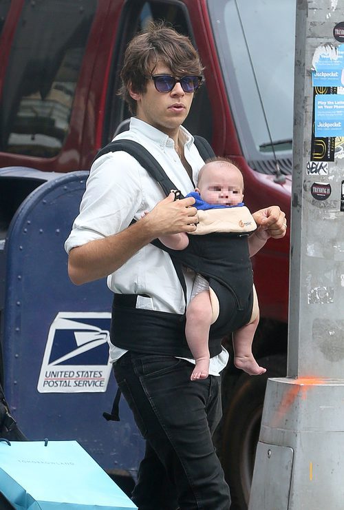 James Righton lleva a su hija Edie en un portabebés
