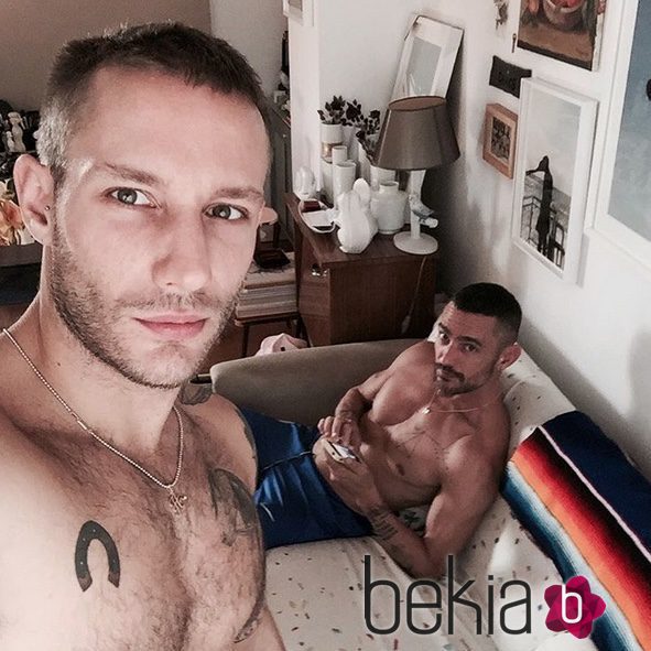 David Delfín y Pablo Sáez en la cama