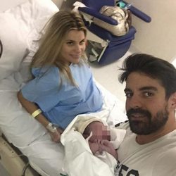 María Lapiedra con su marido Mark Hamilton y la recién nacida Carlota
