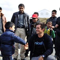 Orlando Bloom en su visita a un campo de refugiados en Macedonia