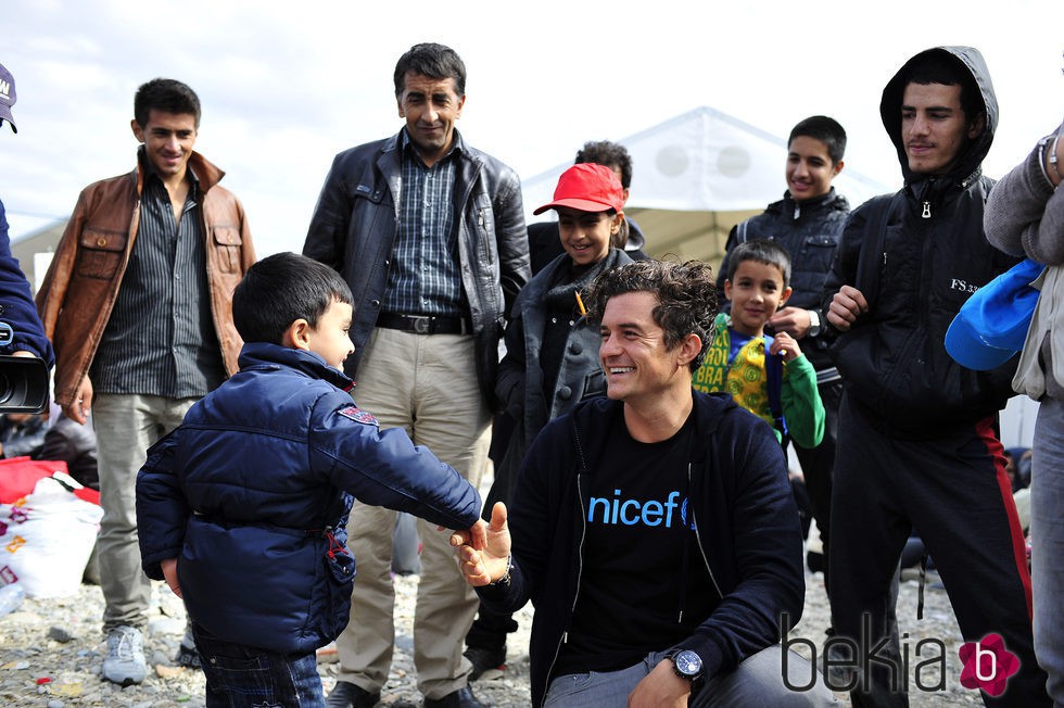 Orlando Bloom en su visita a un campo de refugiados en Macedonia