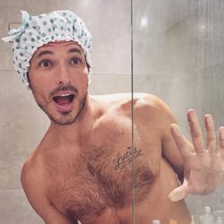 Andrés Velencoso se ducha con un gorro de lunares
