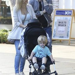 Michael Bublé junto a su mujer Luisana Lopilato y su hijo Noah de paseo