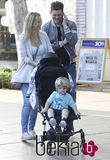 Michael Bublé junto a su mujer Luisana Lopilato y su hijo Noah de paseo
