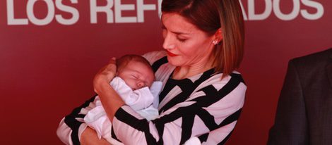 La Reina Letizia con un bebé en brazos en el Día de la Banderita 2015