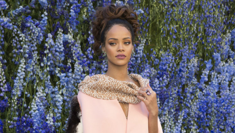 Rihanna en el desfile primavera/verano 2016 de Dior en Paris Fashion Week