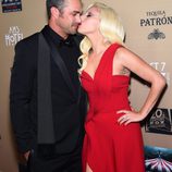 Lady Gaga besando a Taylor Kinney en el estreno de 'American Horror Story: Hotel' en Los Angeles