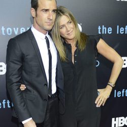 Jennifer Aniston y su marido Justin Theroux en su primera aparición en la alfombra roja