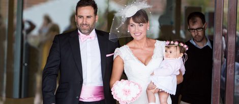 Carolina Casado y Raúl Pastor el día de su boda con su hija Valentina