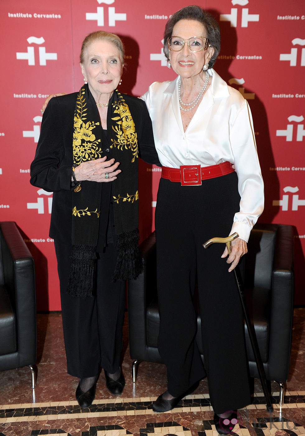 Amparo Rivelles y María Dolores Pradera en el homenaje a Amparo Rivelles en el Cervantes
