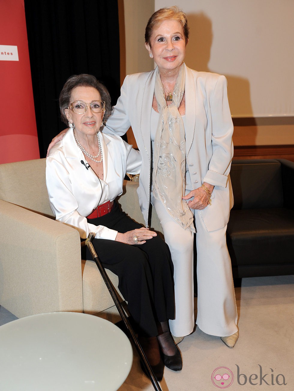 Lina Morgan apoya a Amparo Rivelles en su homenaje en el Instituto Cervantes