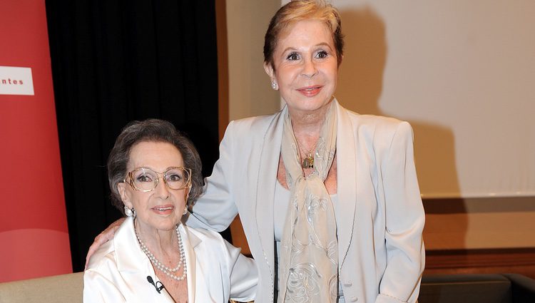 Lina Morgan apoya a Amparo Rivelles en su homenaje en el Instituto Cervantes