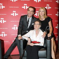 Luis Merlo y Amparo Larrañaga con Amparo Rivelles en su homenaje en el Cervantes
