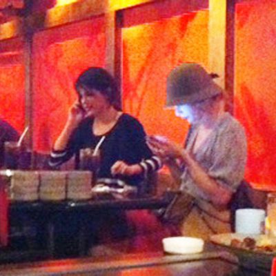 Taylor Swift y Selena Gomez miran sus móviles mientras cenan juntas