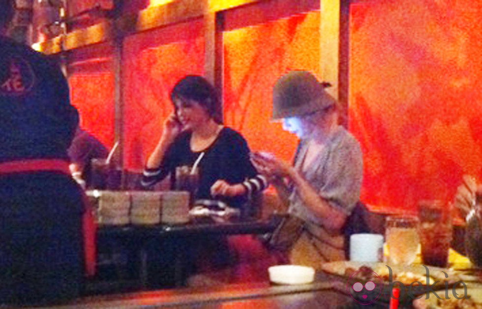 Taylor Swift y Selena Gomez miran sus móviles mientras cenan juntas